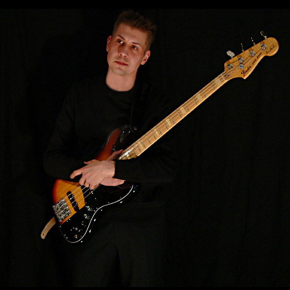 Dirk Schade am E-Bass